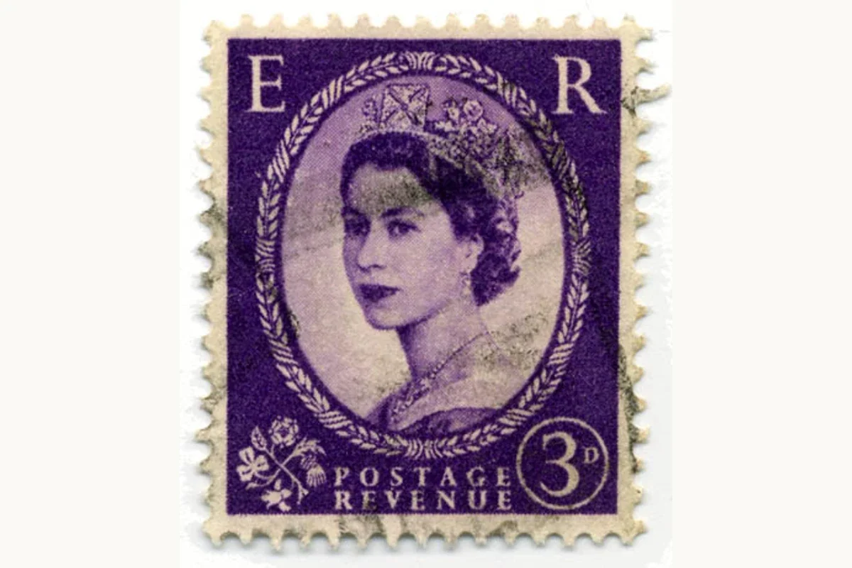 Genuine used purple British Wilding 3d stamp with E R, an oval portrait and POSTAGE REVENUE