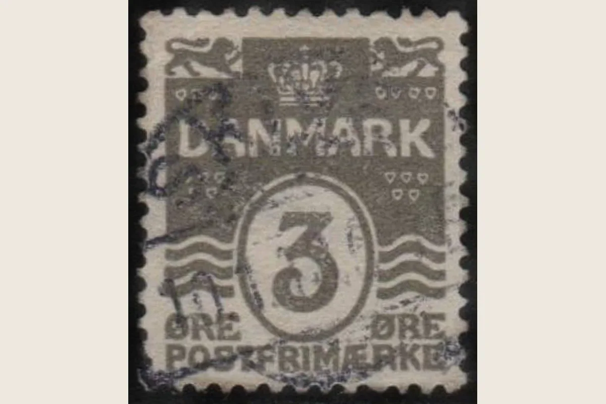 Echter Scan einer gebrauchten grauen dänischen 3-øre-Marke mit Krone, Löwen, Herzen, Wellen und dunklem Stempel