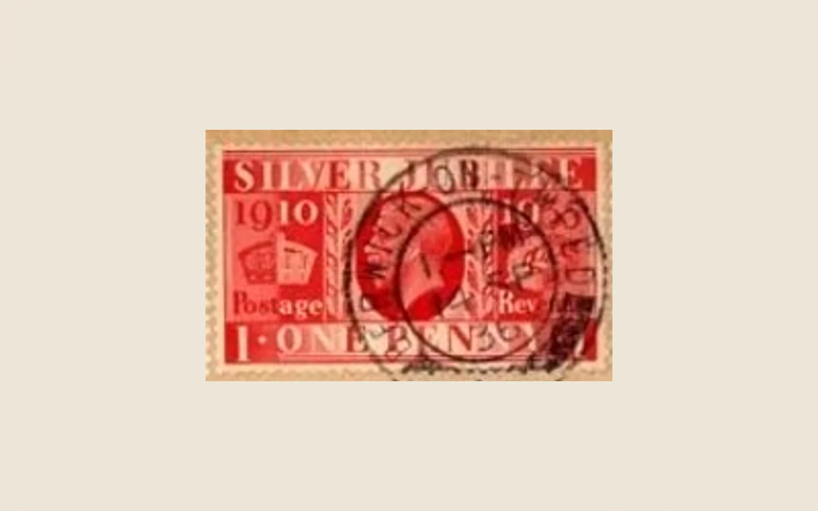 Echte gestempelte britische Ein-Penny-Marke zum Silberjubiläum 1935, aus einem gemeinfreien Briefscan von 1936 vergrößert