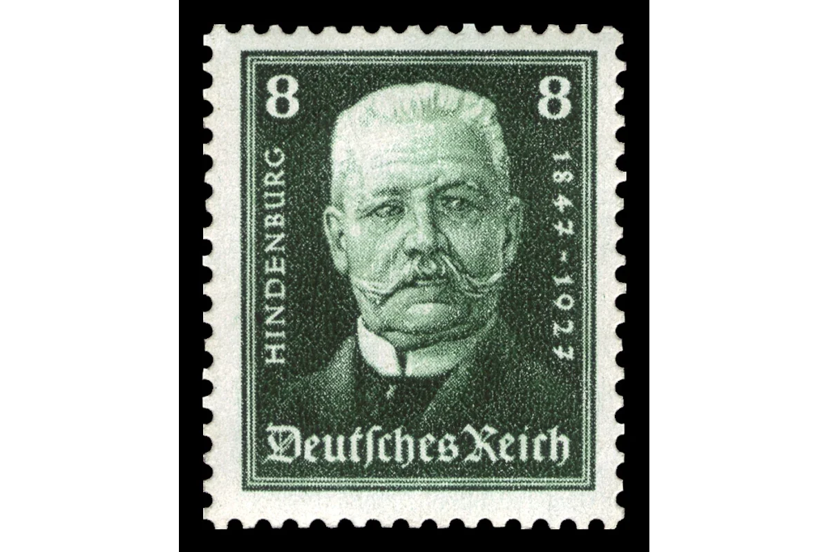 Genuine green German 1927 Hindenburg birthday charity stamp, Michel 403, with frontal portrait and numeral 8 in both upper corners
