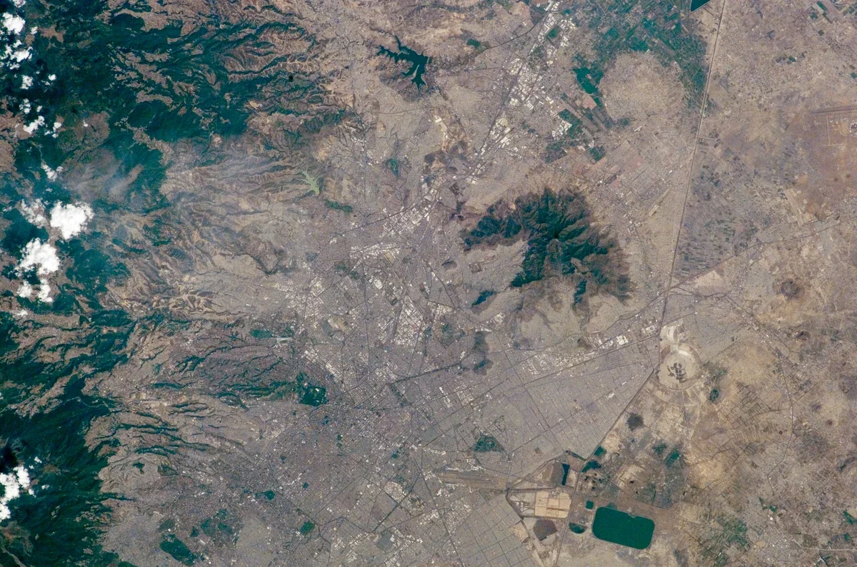 NASA-Orbitalfoto von Mexiko-Stadt und umliegendem Gelände vom 17. April 2003, kein Markenscan